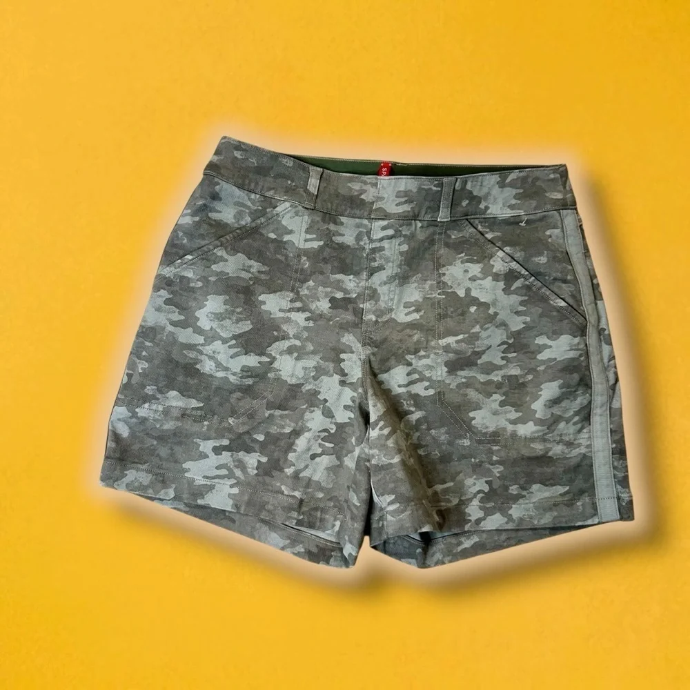 Spanx ‘Stretch Twill Pull-On Shorts’ in “Stone Wash Camo” Size Medium